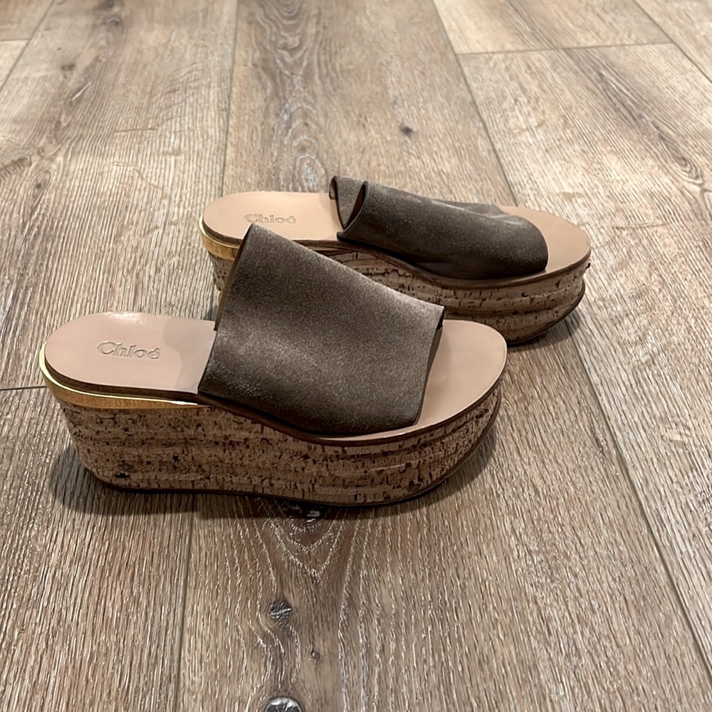 Gorgeous Chloe sz 7 cork bottom wedges with taupe suede and gold accents
